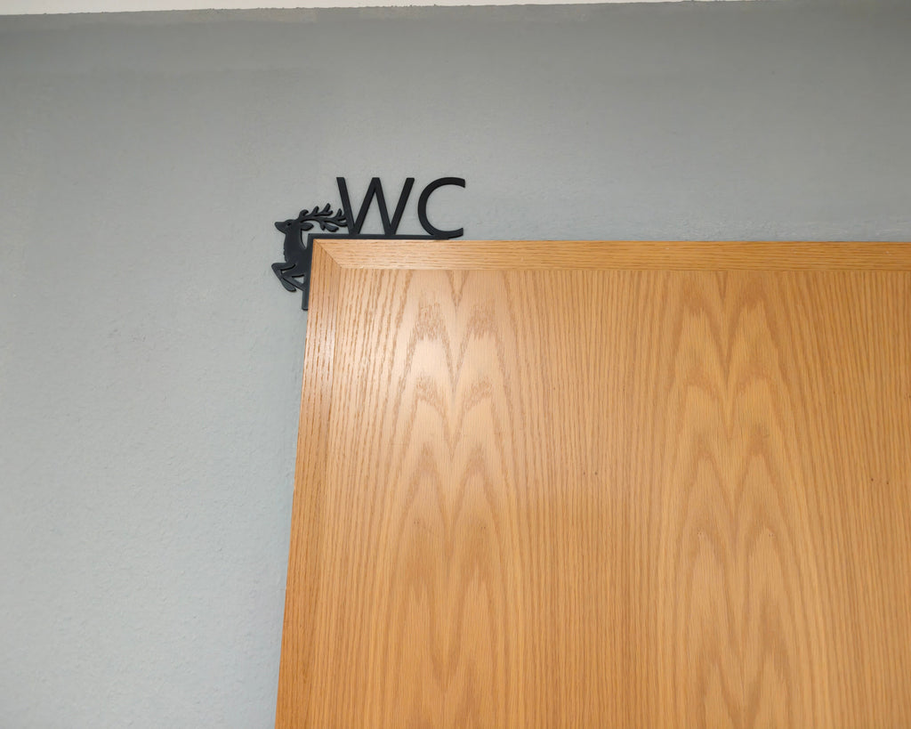 WC‑Schild mit Hirschmotiv