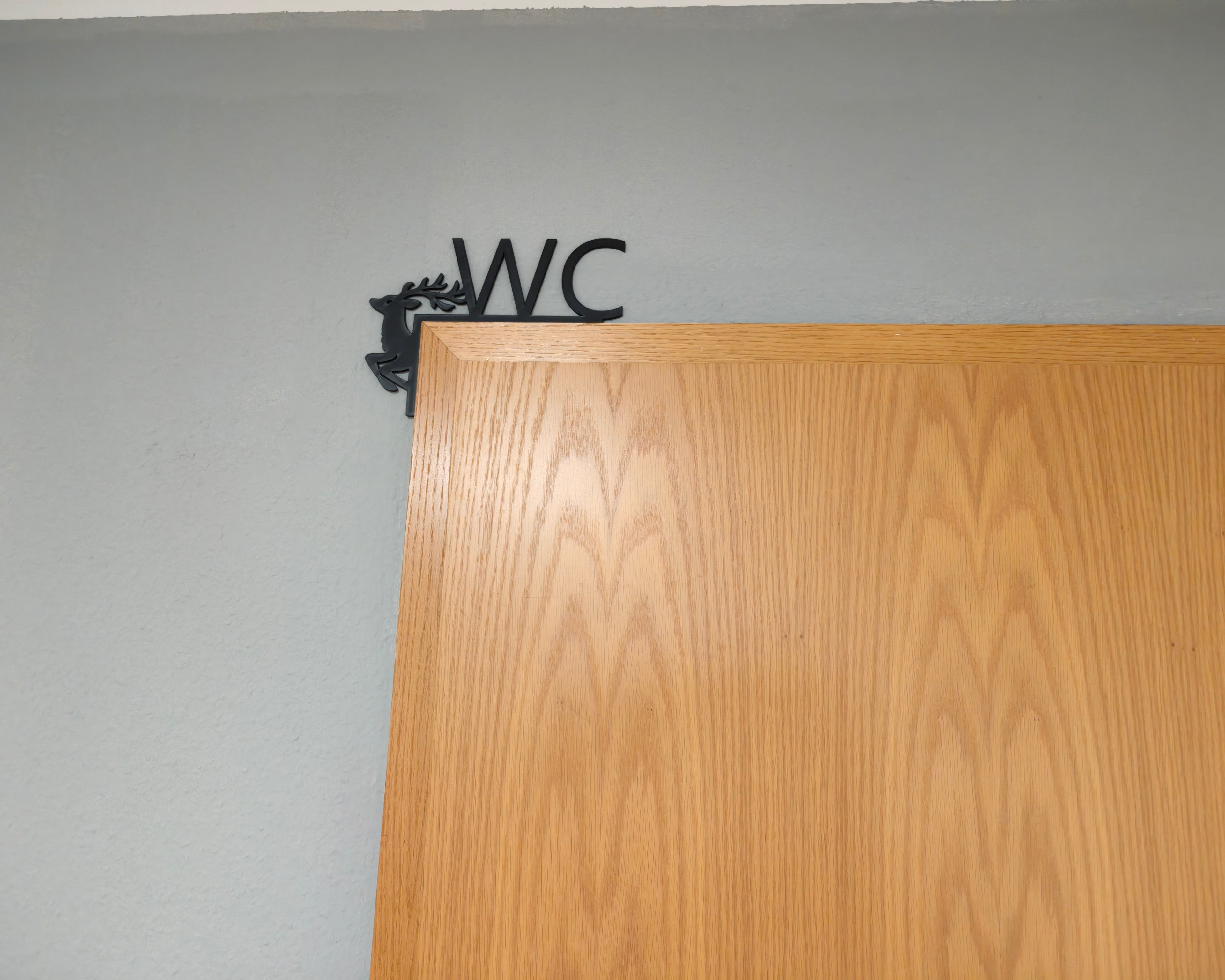 WC‑Schild mit Hirschmotiv