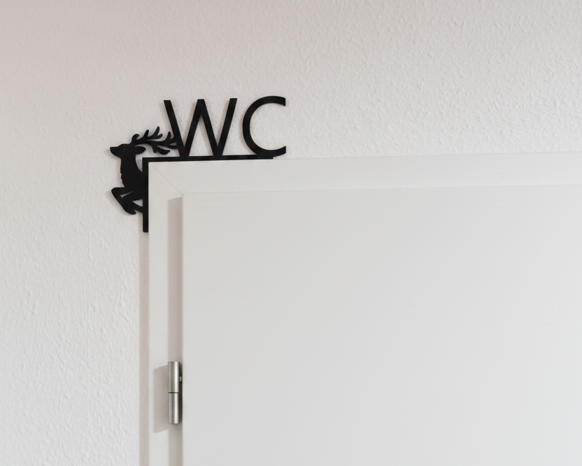 WC‑Schild mit Hirschmotiv